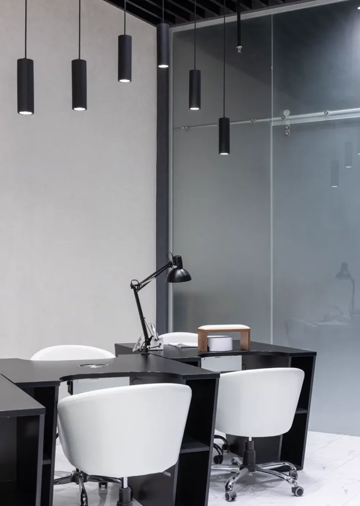 Phòng họp nhỏ vách kính, ghế trắng