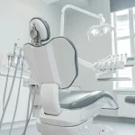 Ghế nha trong phòng điều trị nhiều ánh sáng