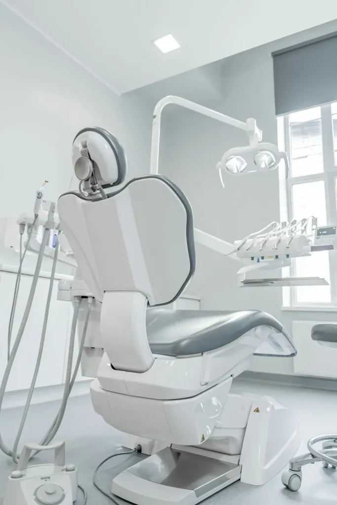 Ghế nha trong phòng điều trị nhiều ánh sáng