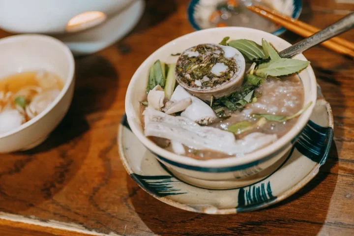 Bát nước dùng trong với rau thơm