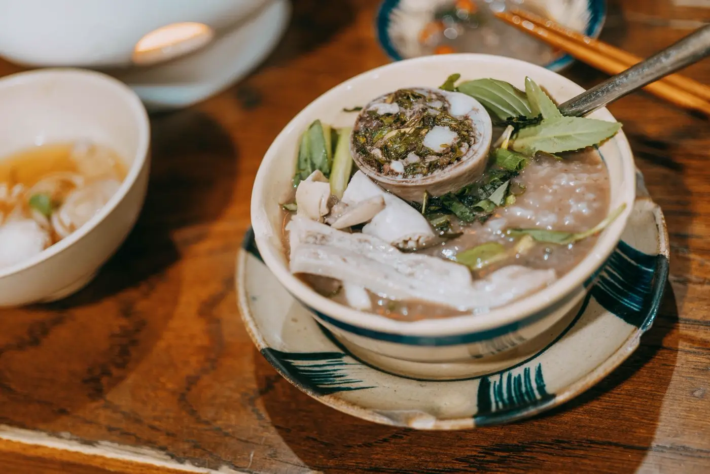Bát nước dùng trong với rau thơm