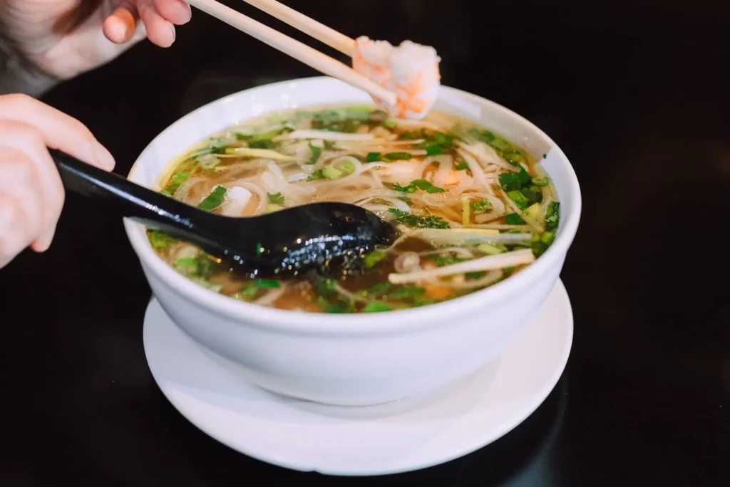 Tô phở nóng vừa chan nước dùng