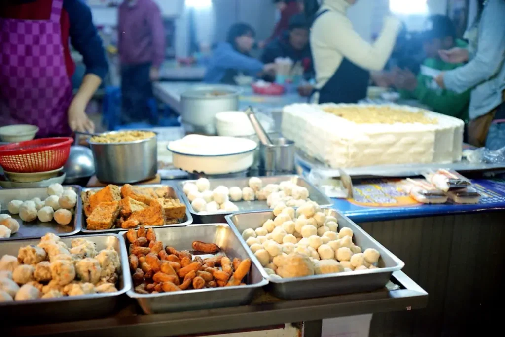 Quầy bếp bày các khay thức ăn đã nấu