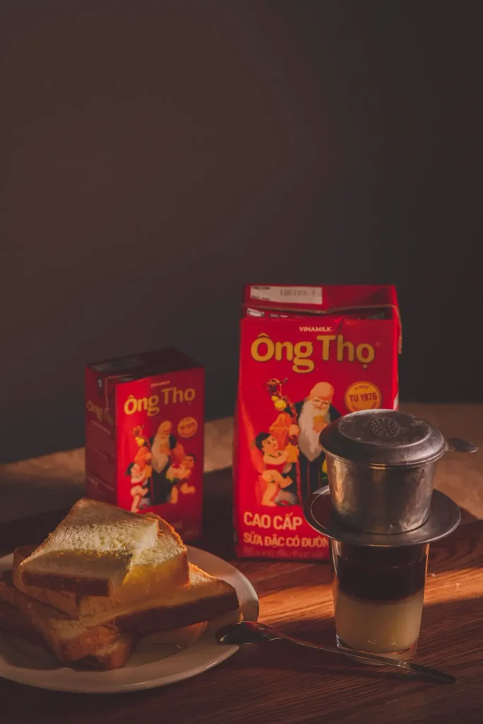 Ly cà phê phin đặt cạnh hộp sữa