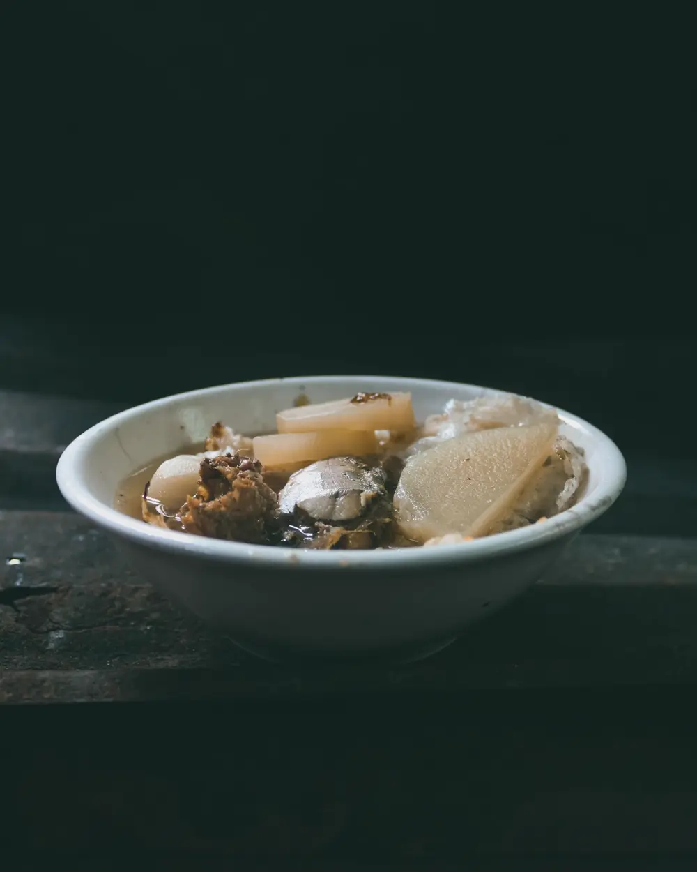 Bát canh nấm nóng trên bàn gỗ