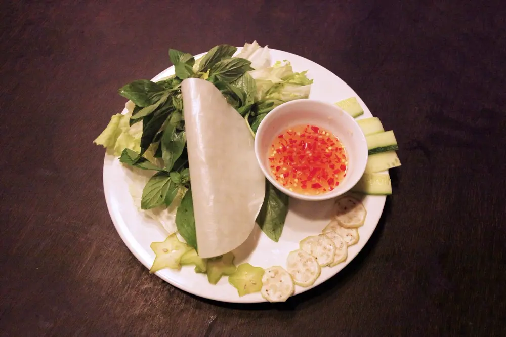 Đĩa gỏi cuốn rau sống với nước chấm