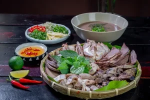 Đĩa lòng heo luộc với rau sống