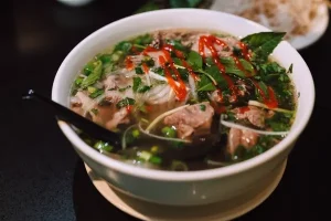 Tô phở bò củi với rau thơm