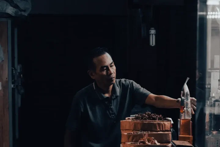 Người đàn ông xếp hàng bên quầy trong đêm