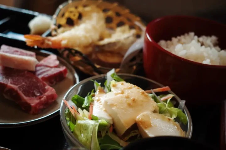 Mâm bò nướng ống tre với cơm và rau