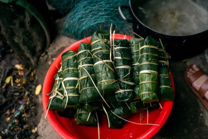 Chả lá lốt cuộn lá xếp trong rổ