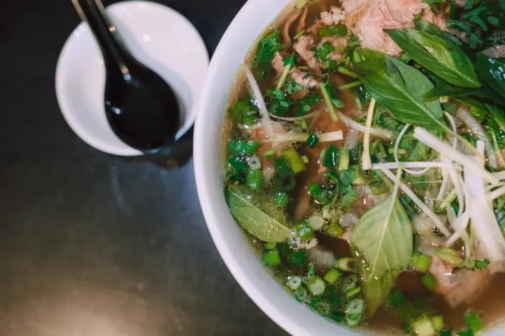 Tô phở gà ta với lá chanh thái chỉ