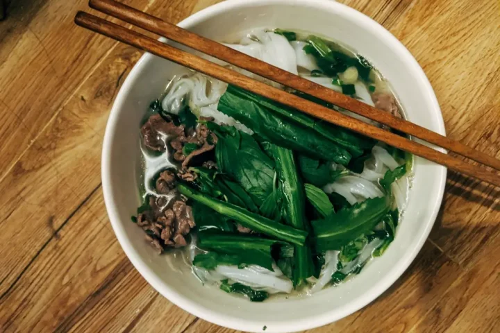 Phở trộn rau muống nhìn từ trên xuống