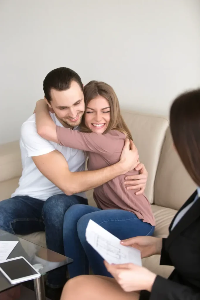 Đôi vợ chồng ôm nhau sau buổi tư vấn hôn nhân gia đình