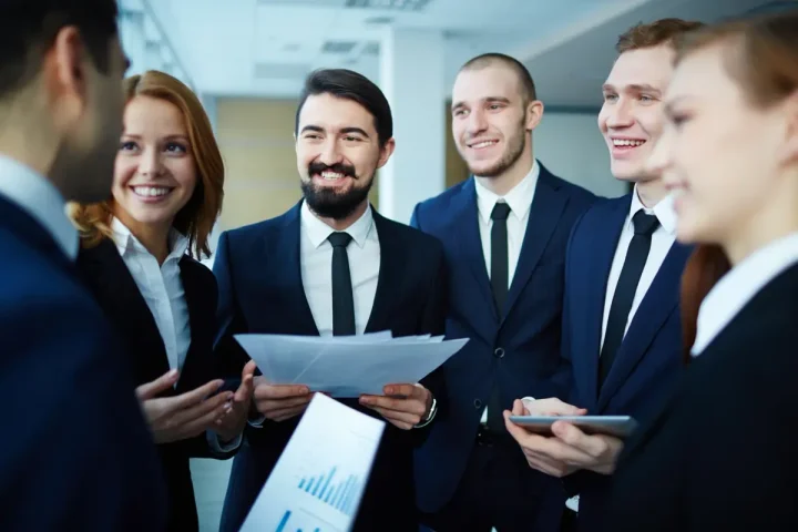 Nhóm luật sư doanh nghiệp vui vẻ trao đổi trong văn phòng