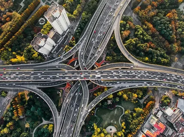 Nút giao thông nhiều tầng nhìn từ trên cao giữa hàng cây