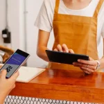 Khách quét mã thanh toán bằng điện thoại tại quầy