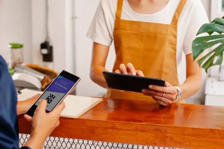 Khách quét mã thanh toán bằng điện thoại tại quầy
