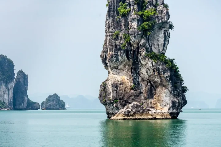 Khối đá vôi cao đứng giữa vịnh