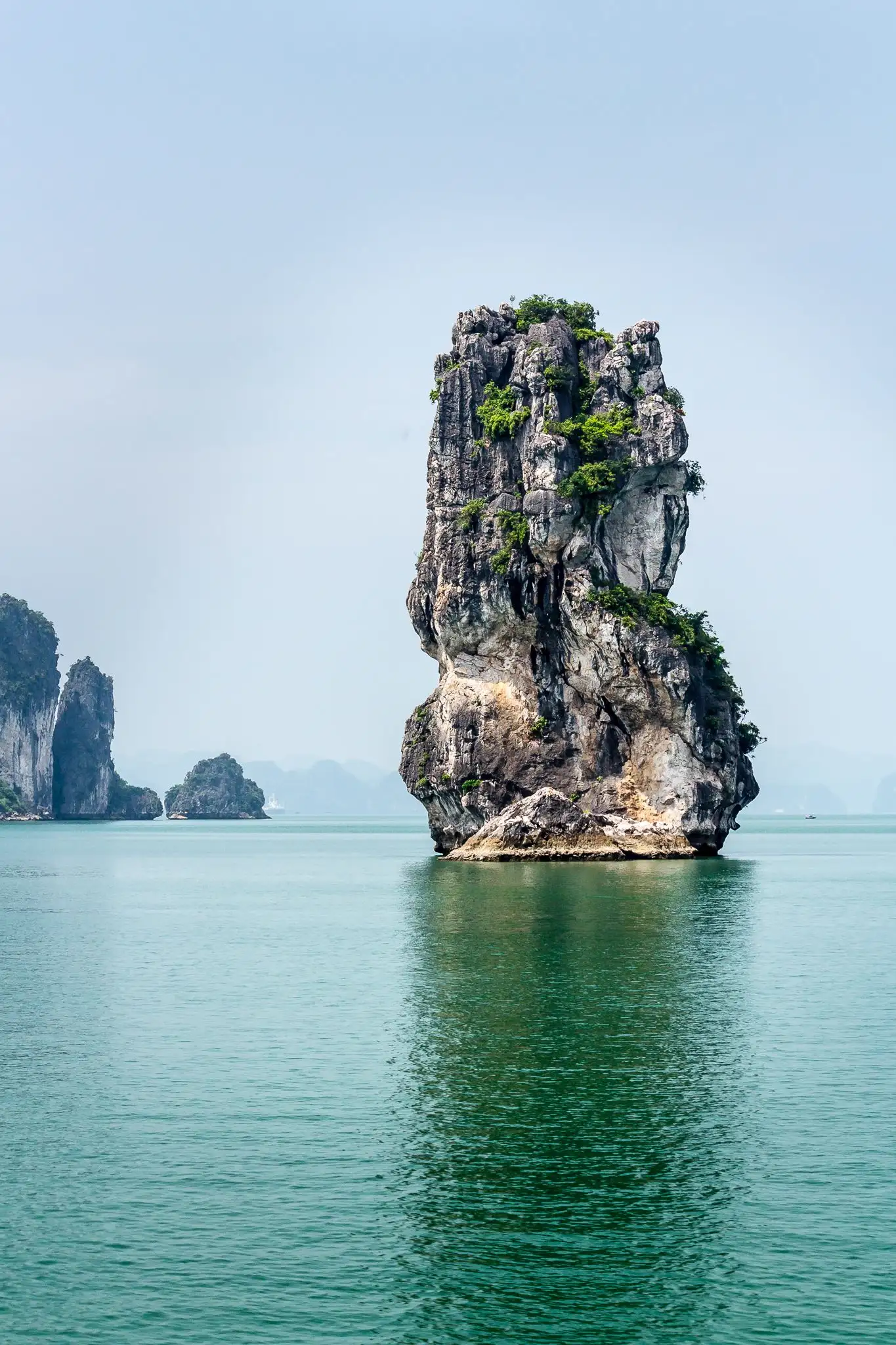 Khối đá vôi cao đứng giữa vịnh
