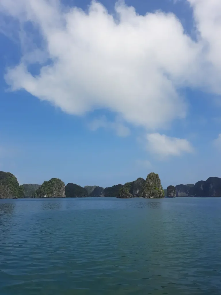 Mặt vịnh và các đảo đá dưới trời sáng
