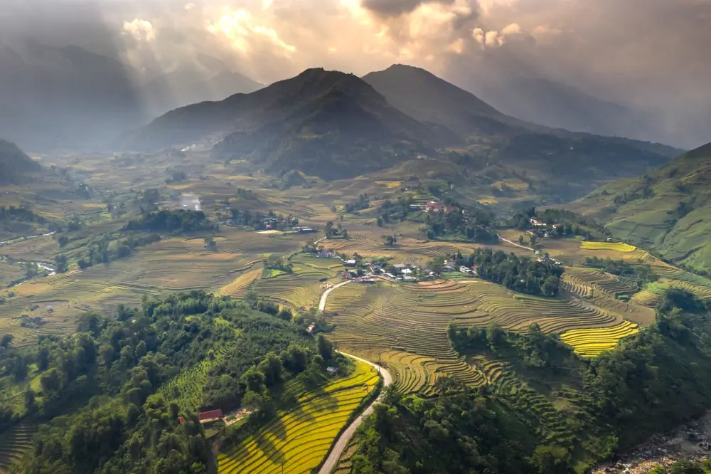 Thung lũng ruộng bậc thang dưới chân núi mây
