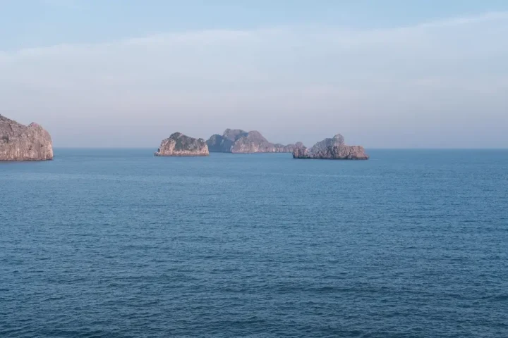 Mấy hòn đảo đá nhỏ giữa biển lặng dưới trời trong