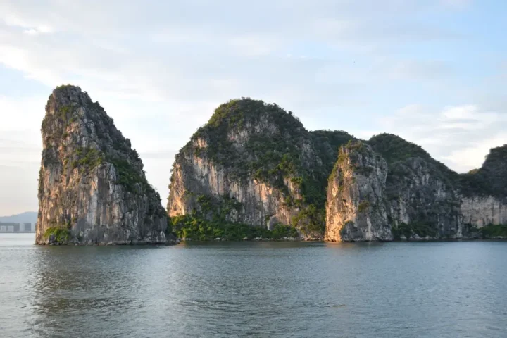 Vách đá vôi soi bóng xuống mặt biển xanh