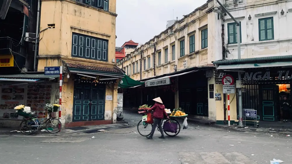 Góc phố cổ buổi sáng, người bán hoa quả đẩy xe đạp