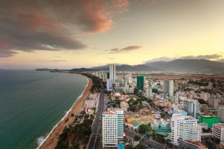 Bờ biển Nha Trang cong dài nhìn từ trên cao lúc chiều