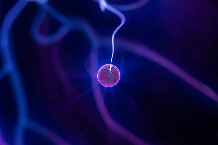 Quả cầu plasma toả tia sáng tím xanh trong bóng tối