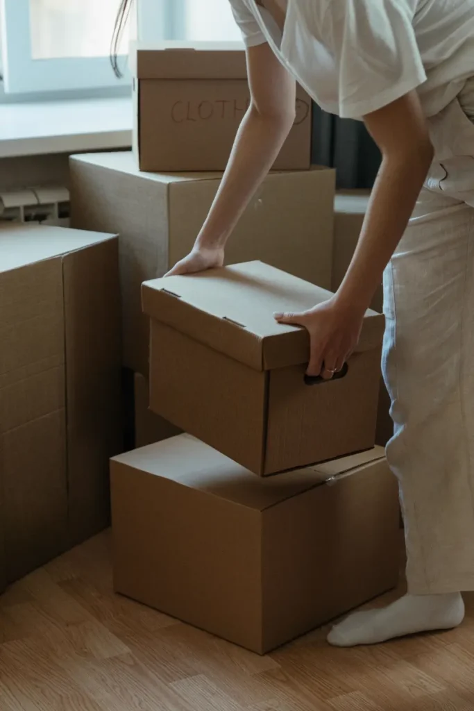 Người phụ nữ đóng thùng carton trong căn hộ mới