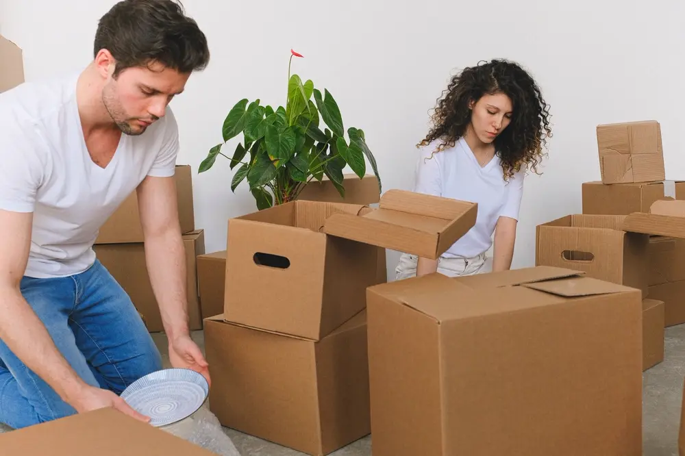 Tổ chuyển nhà xếp thùng carton và bọc chén đĩa