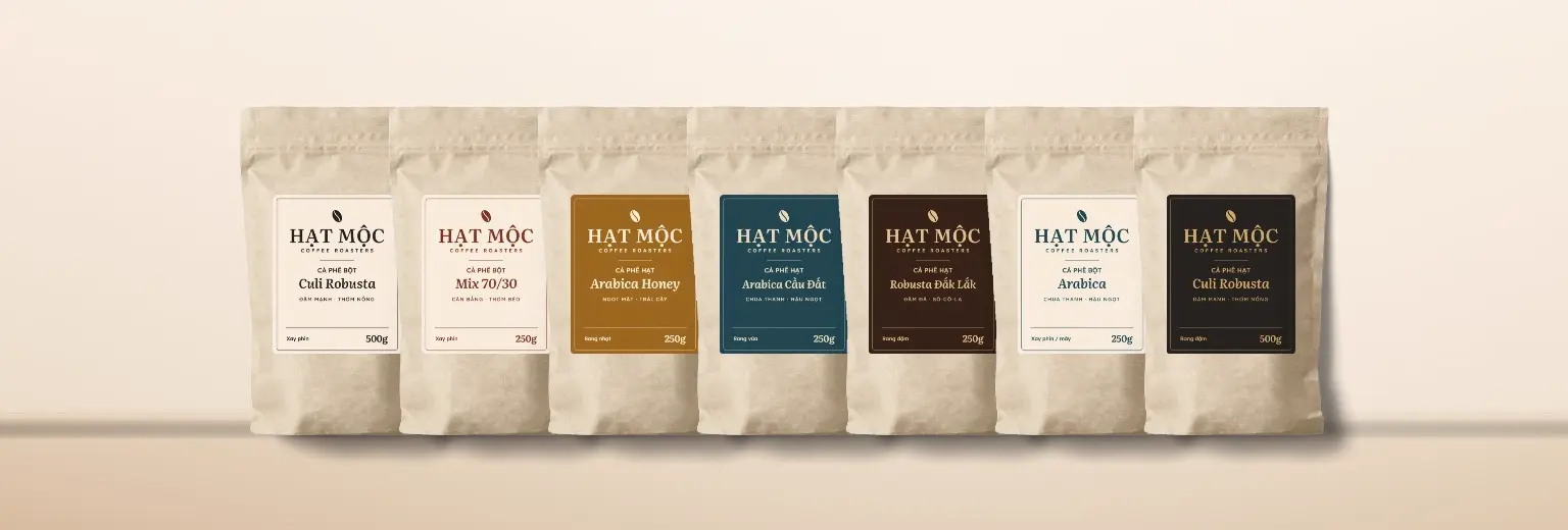 Bảy túi giấy kraft cà phê Hạt Mộc với nhãn màu theo từng dòng