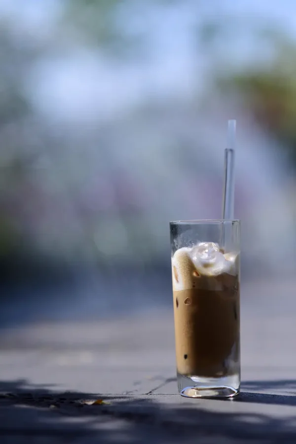 Ly cà phê ủ lạnh với đá viên