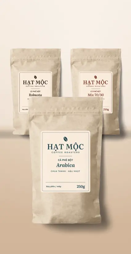 Ba túi cà phê bột Hạt Mộc trên nền kem