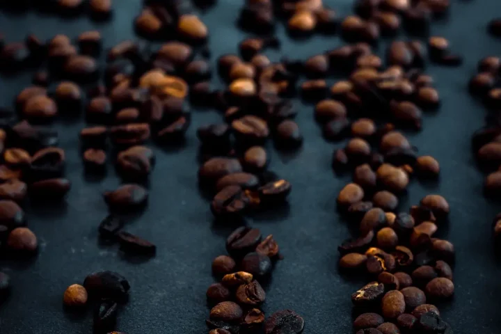 Hạt cà phê Robusta rang sẫm rải trên bàn