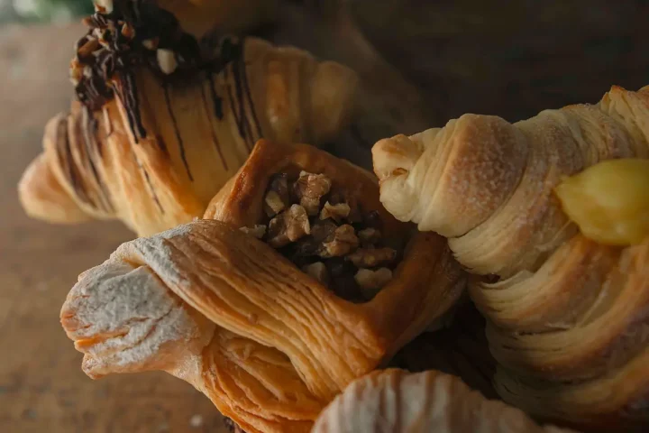 Croissant bẻ đôi lộ từng lớp bơ