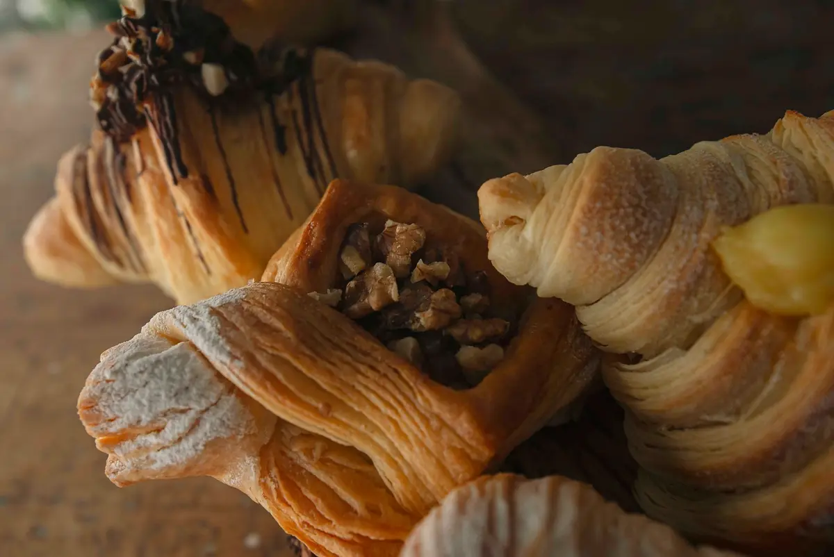 Croissant bẻ đôi lộ từng lớp bơ
