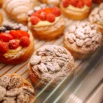 Bánh tart phủ dâu và hạnh nhân trong khay