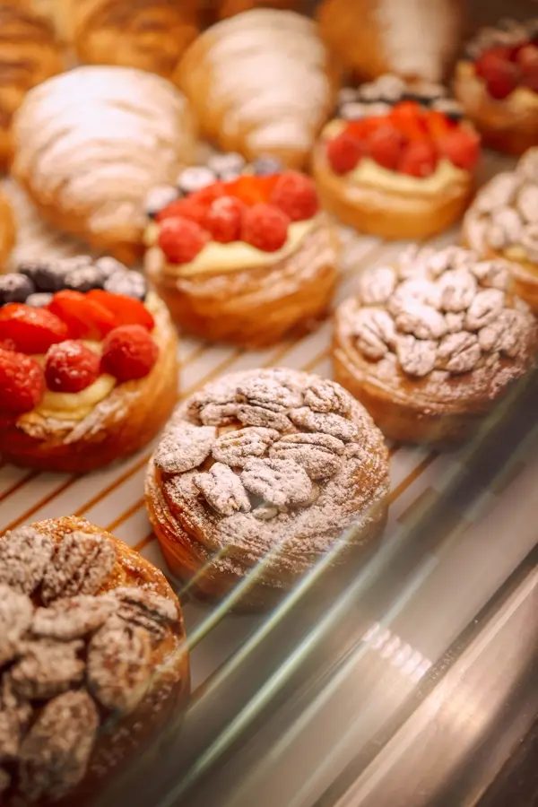 Bánh tart phủ dâu và hạnh nhân trong khay