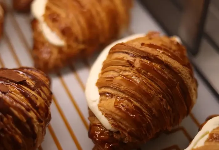 Khay croissant nhân kem vừa nướng xong