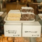 Bánh bông lan và brownie cắt miếng trong tủ kính