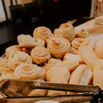 Bánh cuộn quế xếp đầy khay