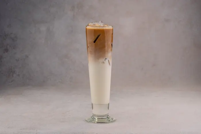 Ly latte đá cao trên nền xám