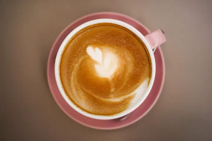 Latte vẽ trái tim trong tách hồng