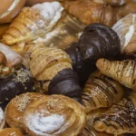 Khay croissant và pain au chocolat buổi sáng