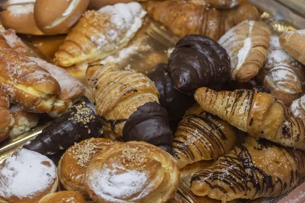 Khay croissant và pain au chocolat buổi sáng