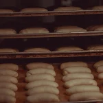 Những ổ sourdough đang ủ trên kệ gỗ