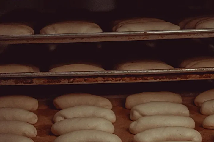 Những ổ sourdough đang ủ trên kệ gỗ